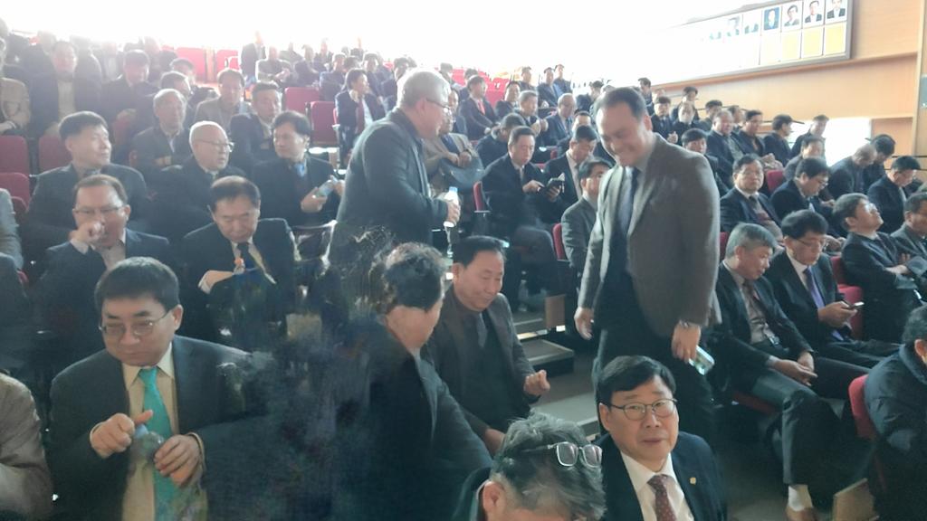 대회의실 면접 대기 인원들 광경 입니다