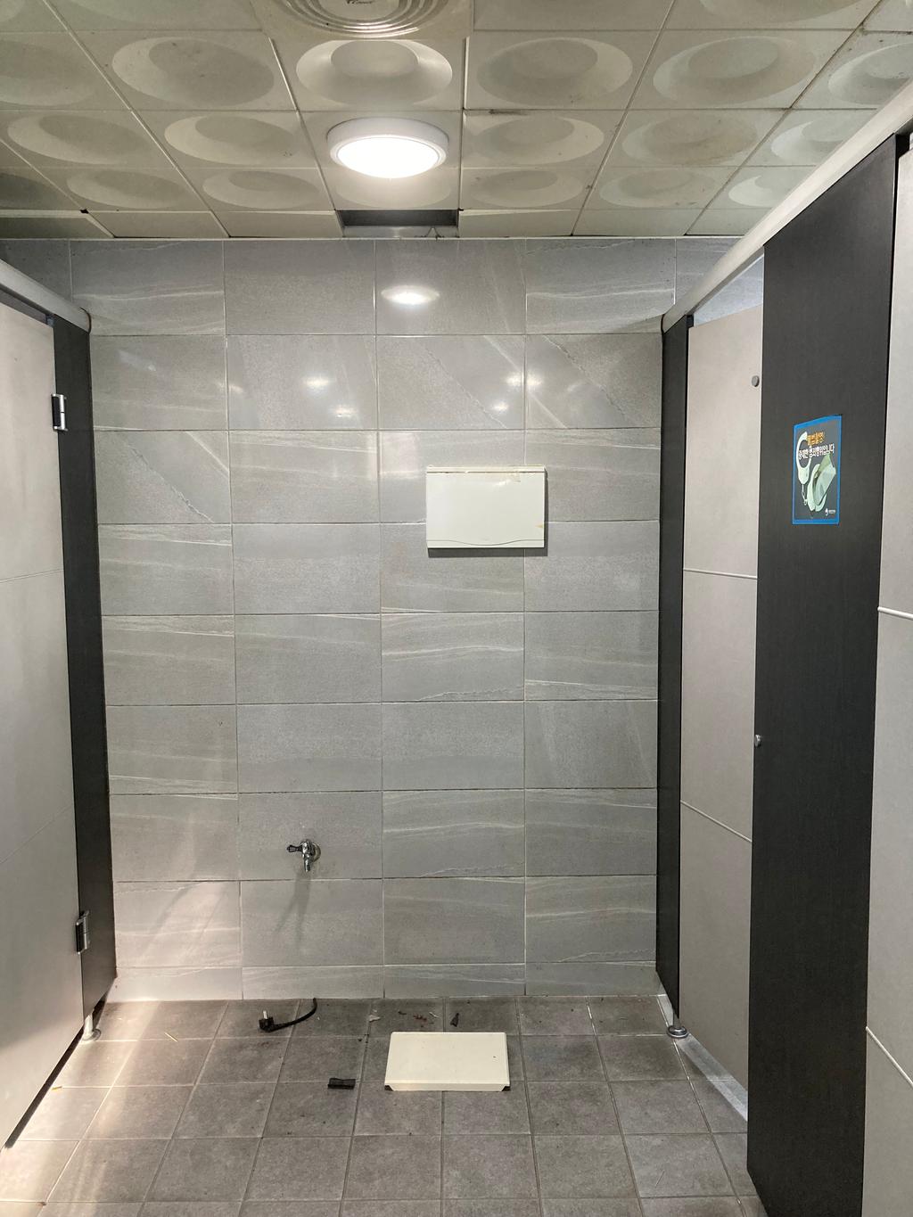 천장 철판과 전선이 떨어져서 나뒹굴고 있습니다.