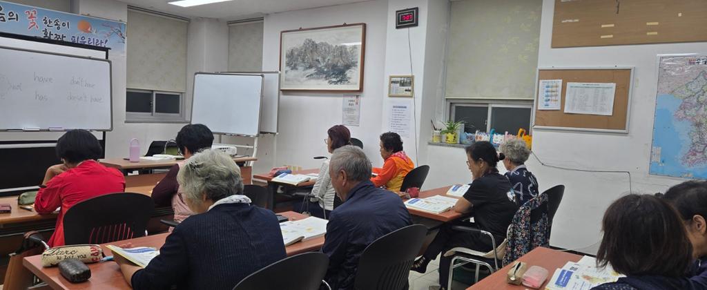 2025 시니어 기초영어회화반 학습 현장 -(1)