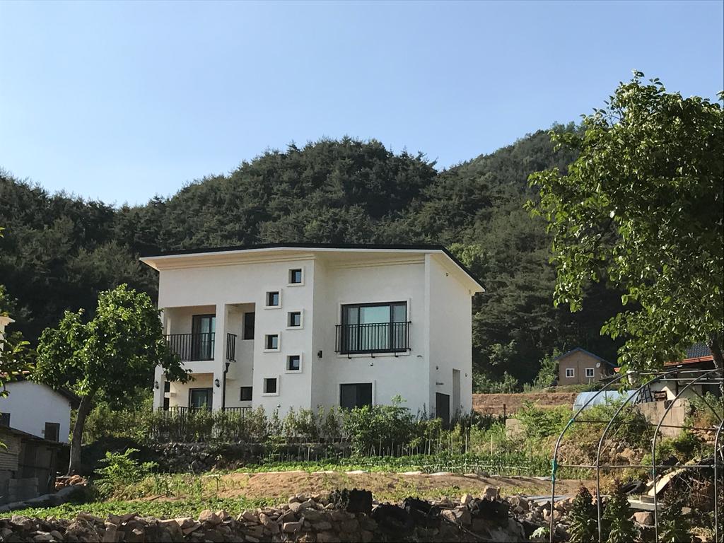 건물 입면 사진입니다.