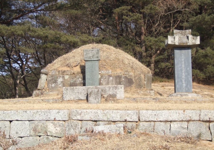 감정공 권집덕의 묘 근경