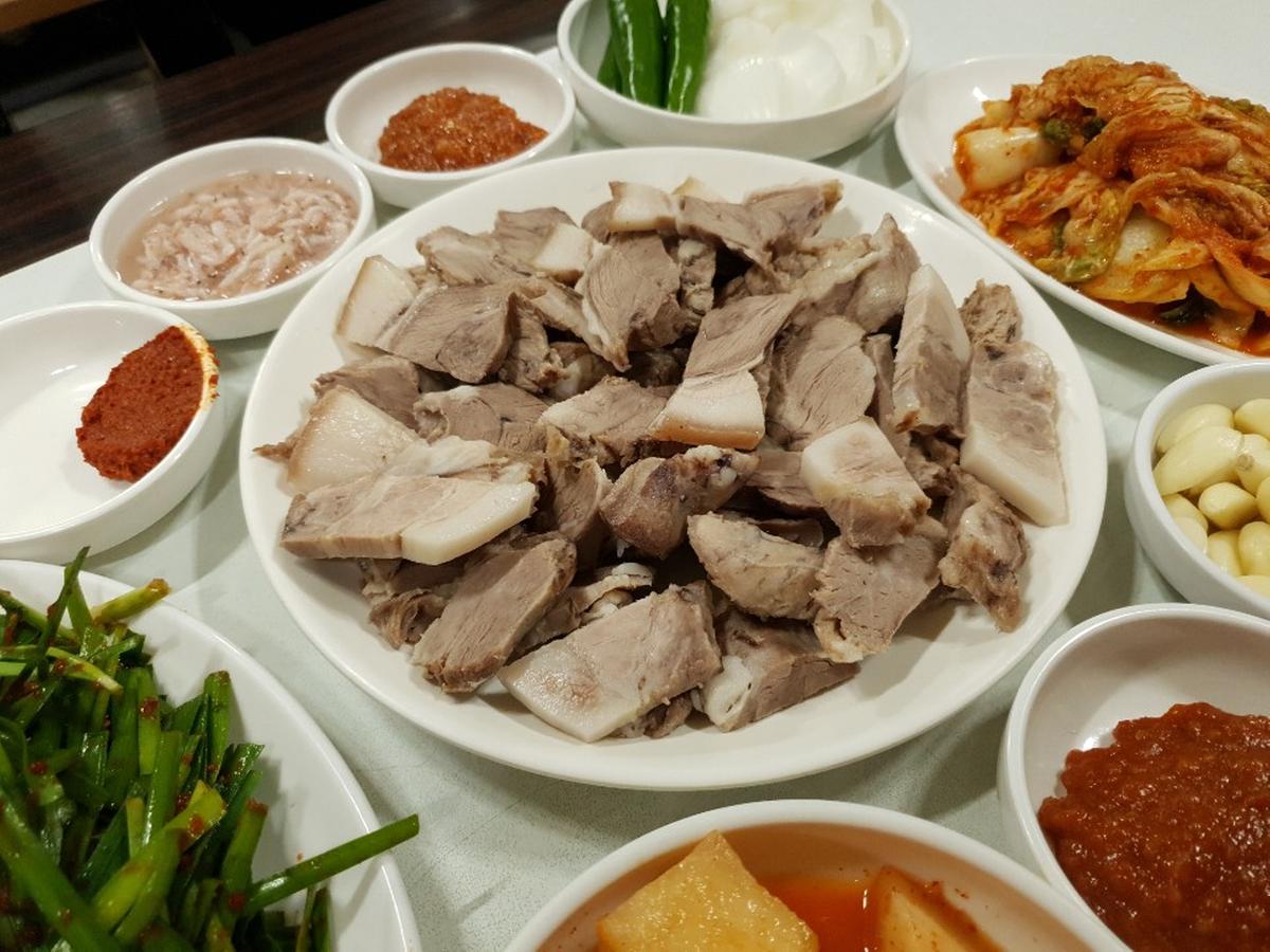 돼지 머릿고기를 삶아낸 부드럽고 담백한 돼지수육입니다. 