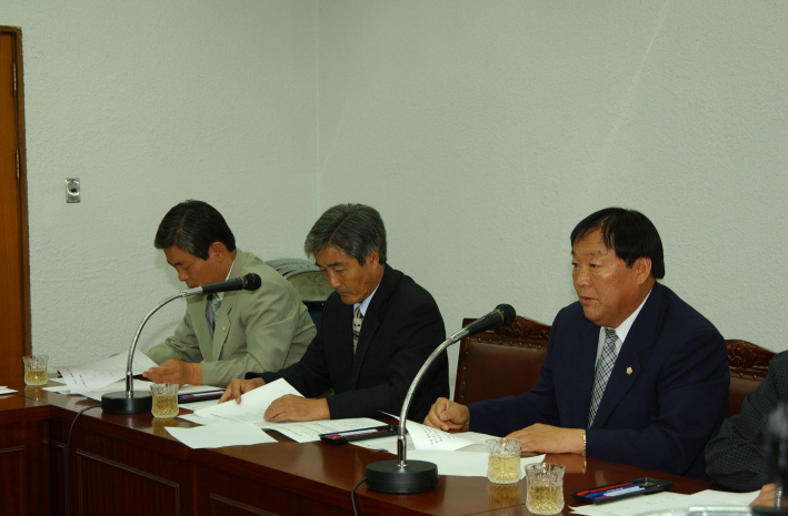 의원간담회의장인사