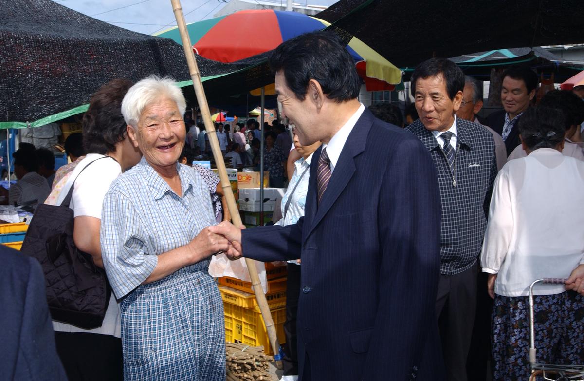지역 시장 방문