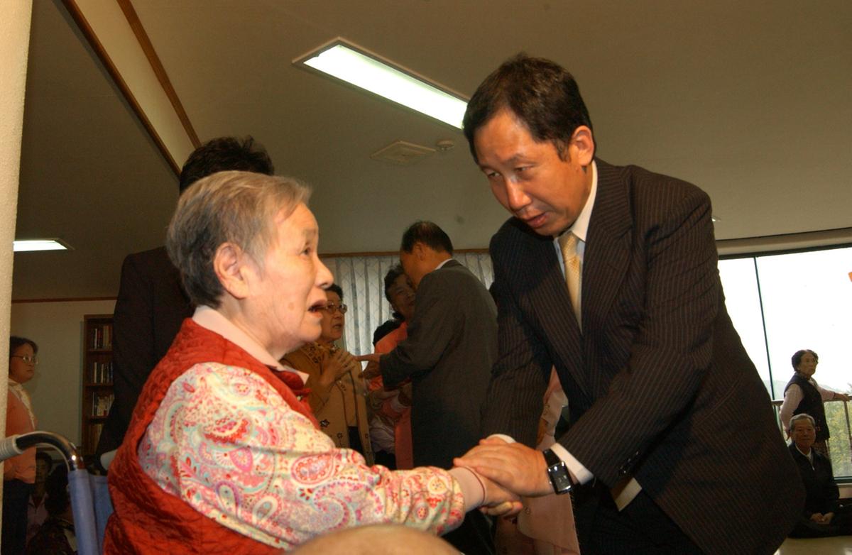 김근태 원폭 복지회관방문