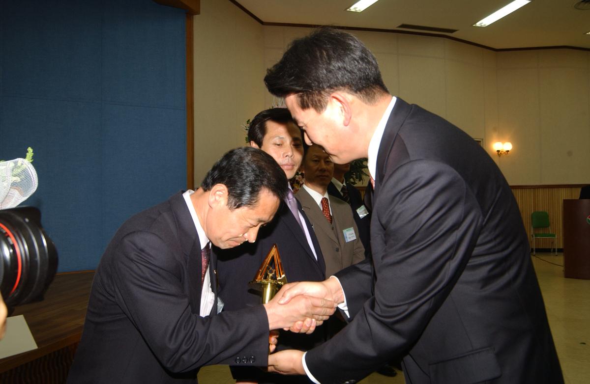 20050401 경남농수산물 수출탑시상-3