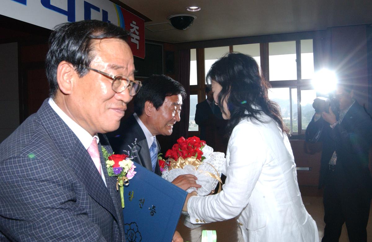 지방선거당선증전달