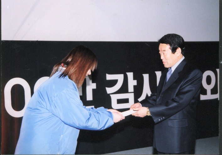 합천아도니스제팬회장강지민합천군수에성금전달