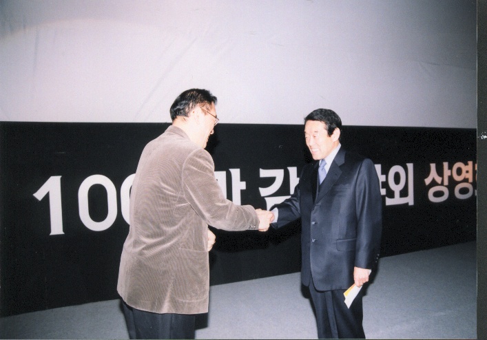 합천강제규필림대표최진하씨합천군수에성금전달