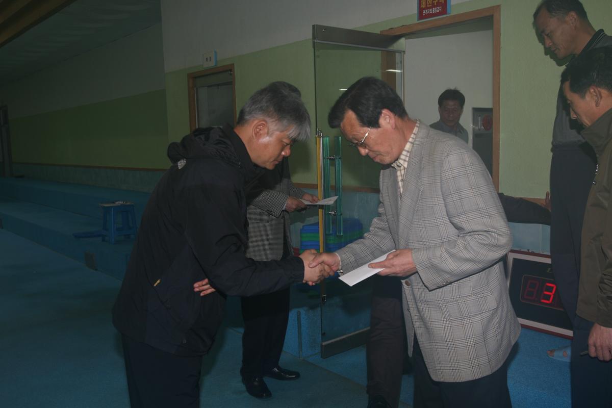 2007군수 체육관 방문