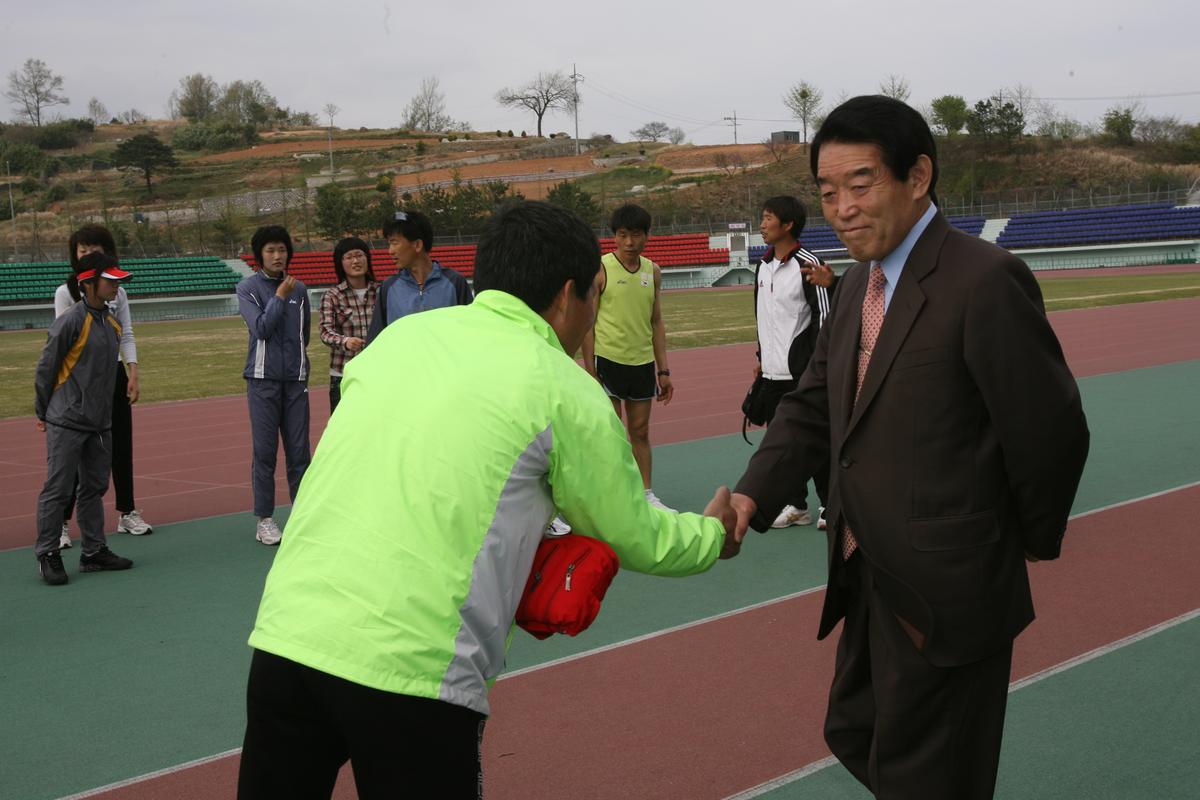 2007군수 체육관 방문