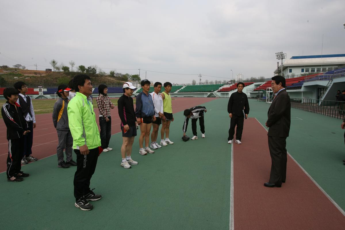 2007군수 체육관 방문