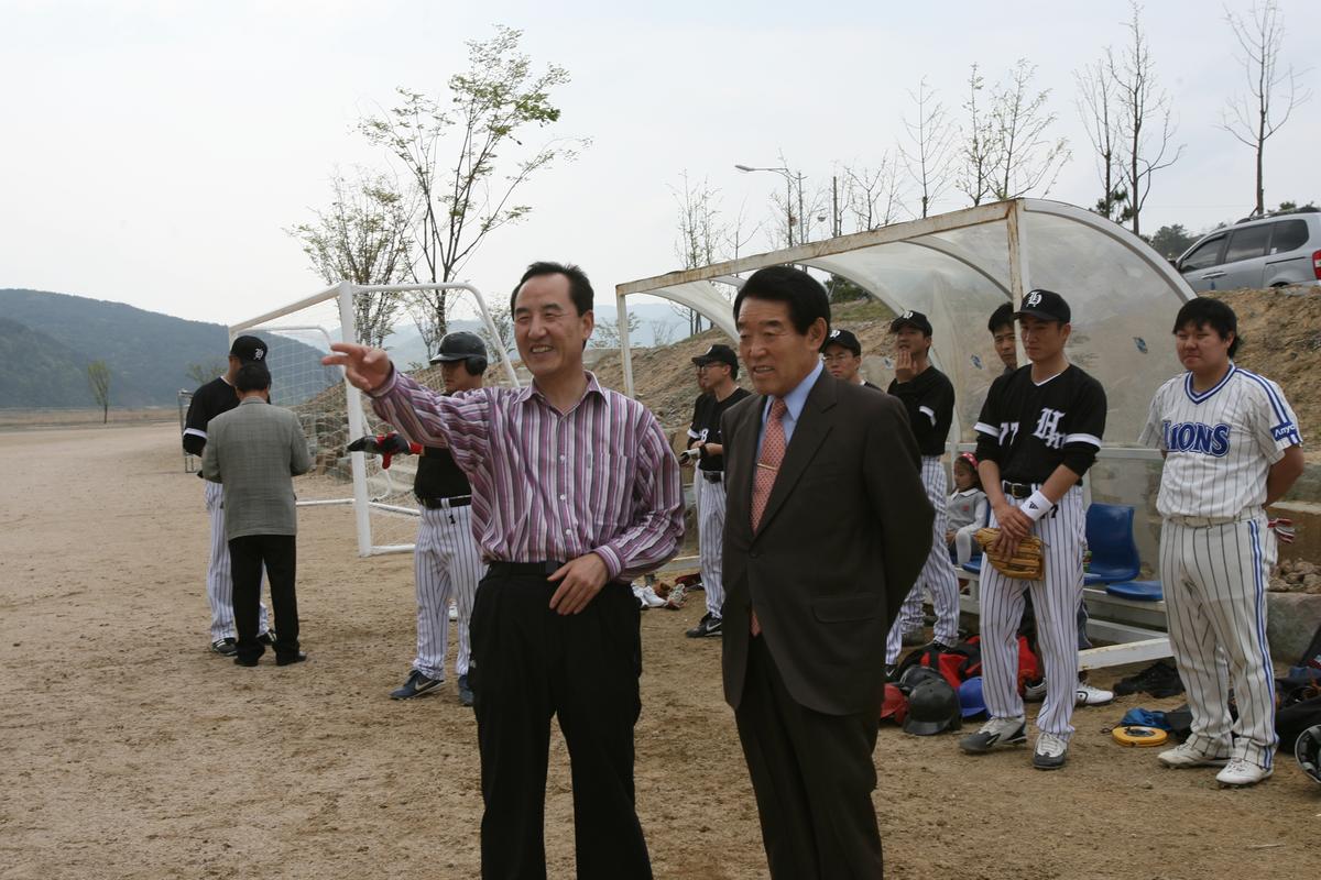 2007군수 체육관 방문
