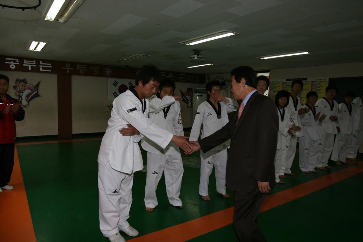 2007군수 체육관 방문