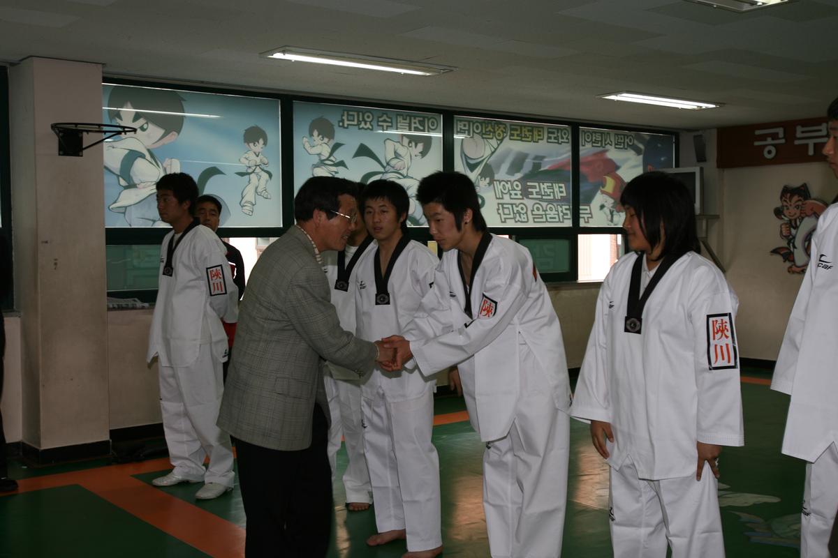 2007군수 체육관 방문