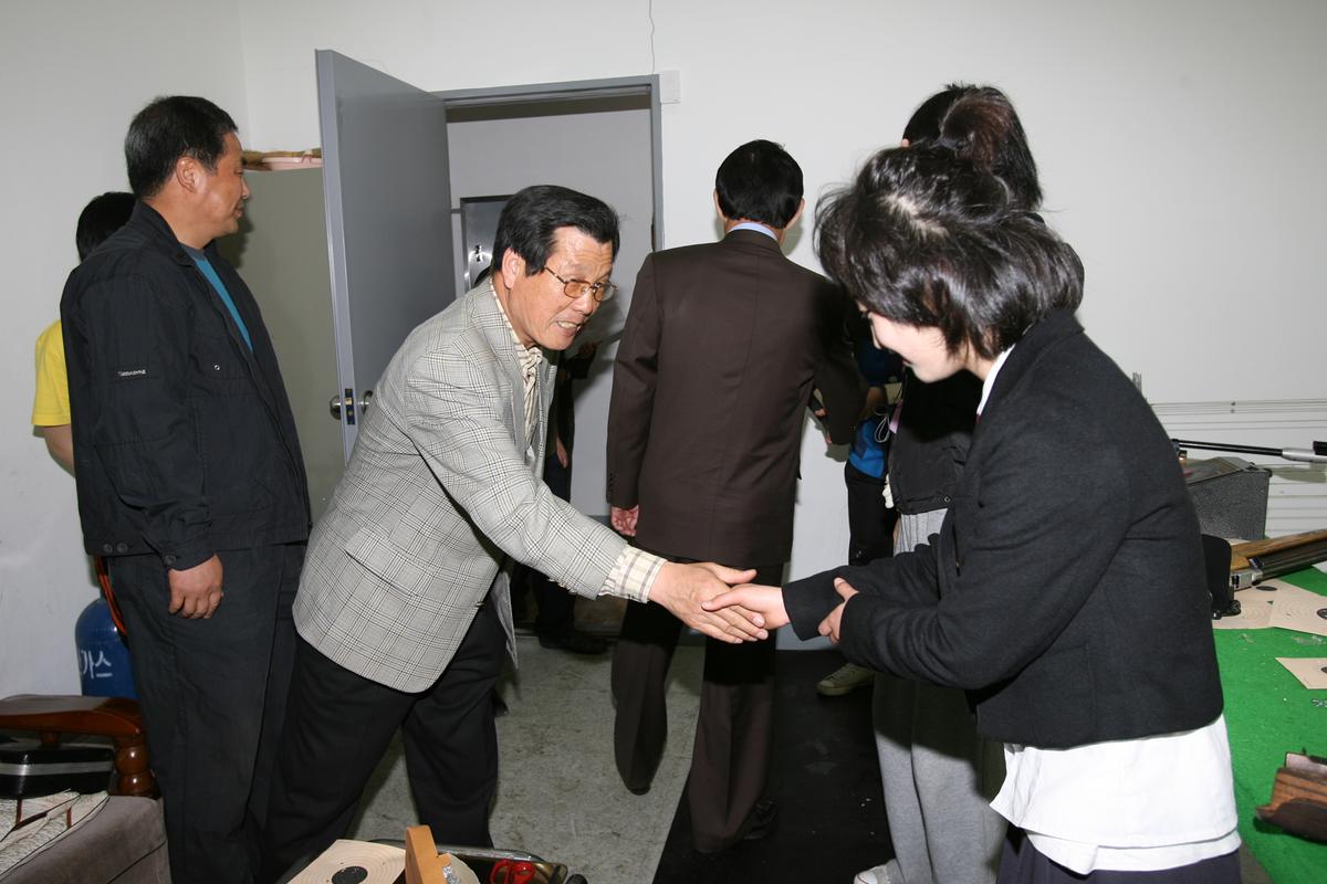 2007군수 체육관 방문