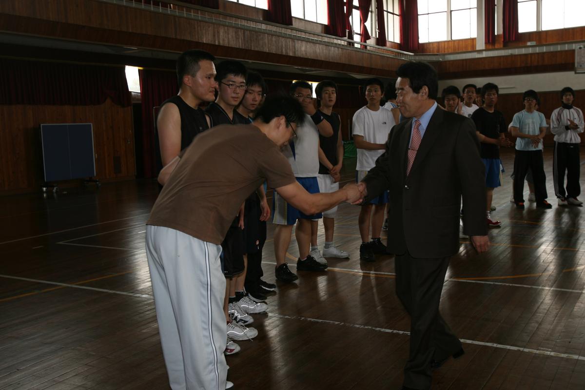 2007군수 체육관 방문