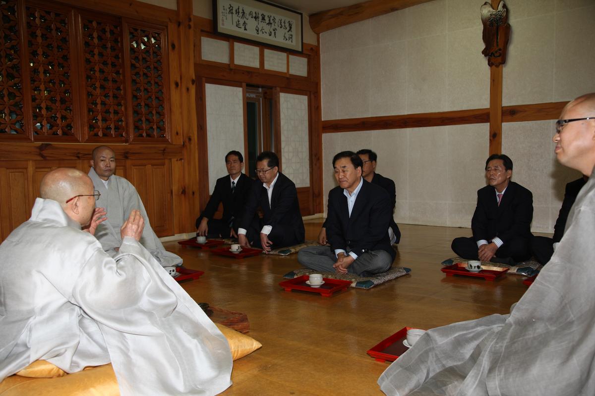 해인사 이재오 의원 방문