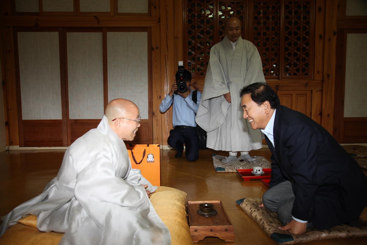 해인사 이재오 의원 방문