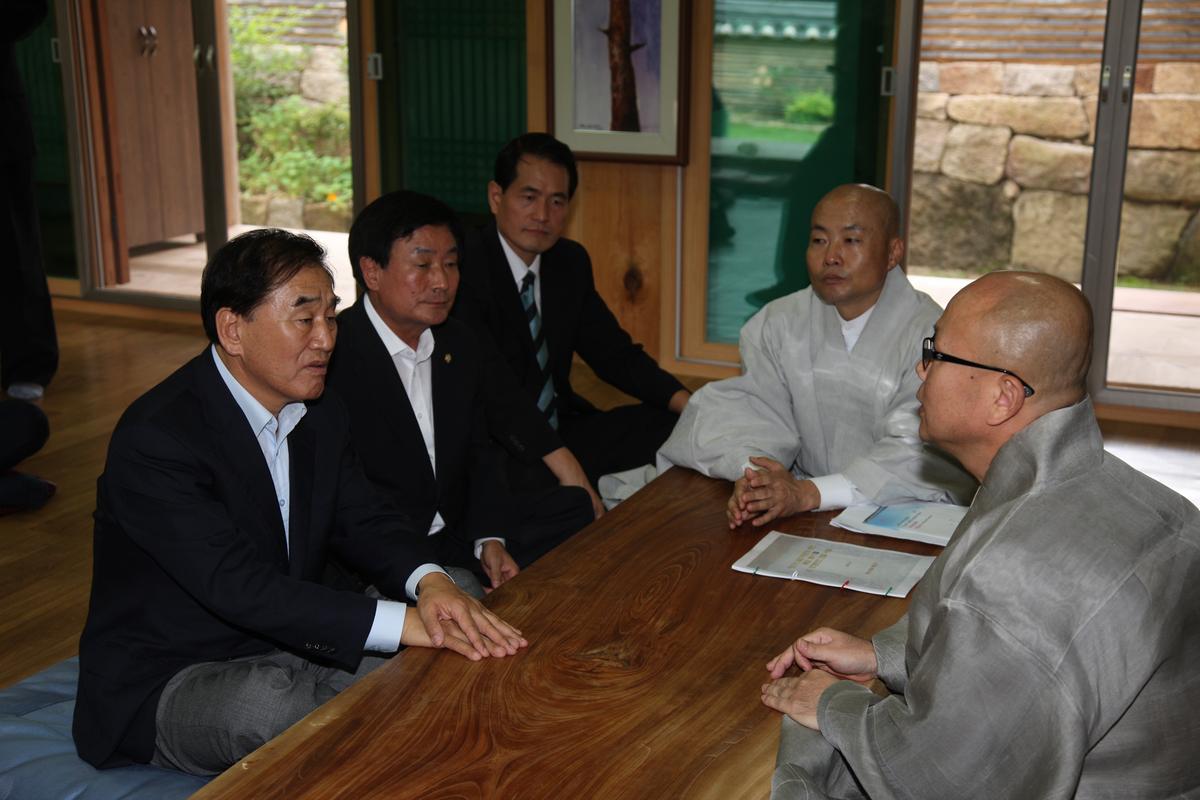 해인사 이재오 의원 방문