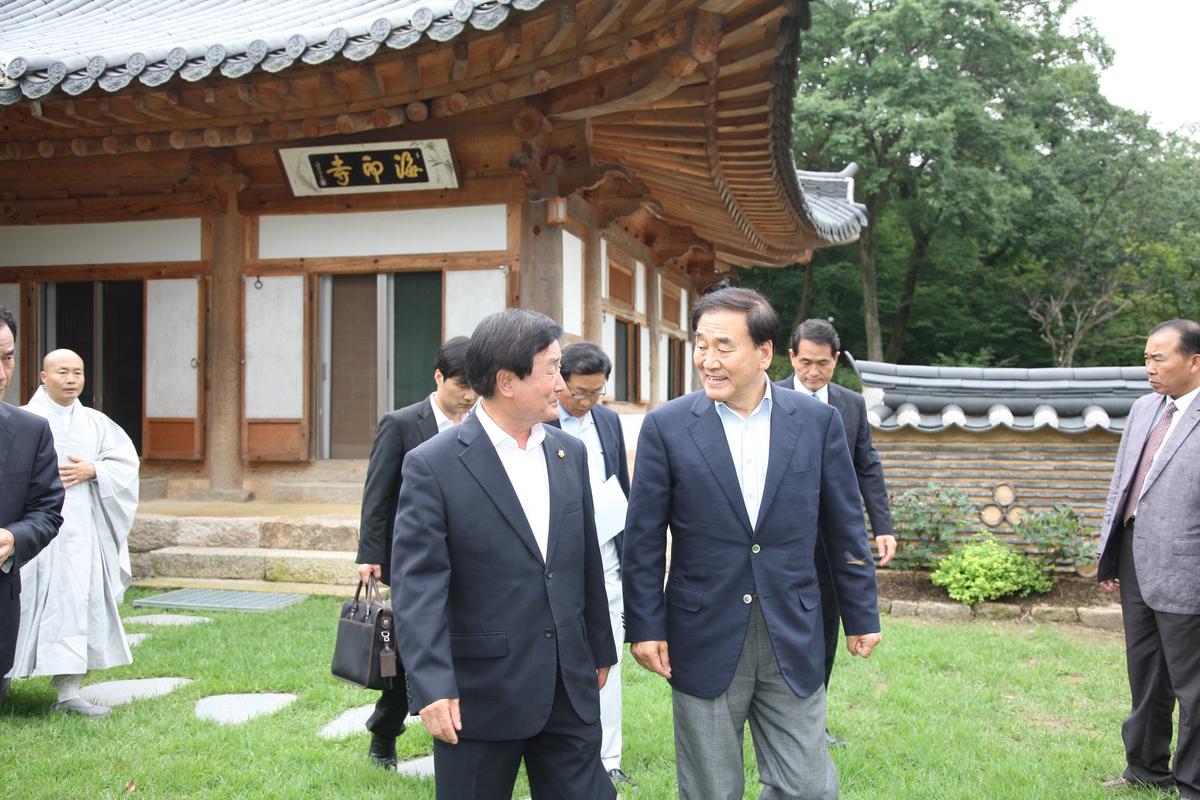 해인사 이재오 의원 방문