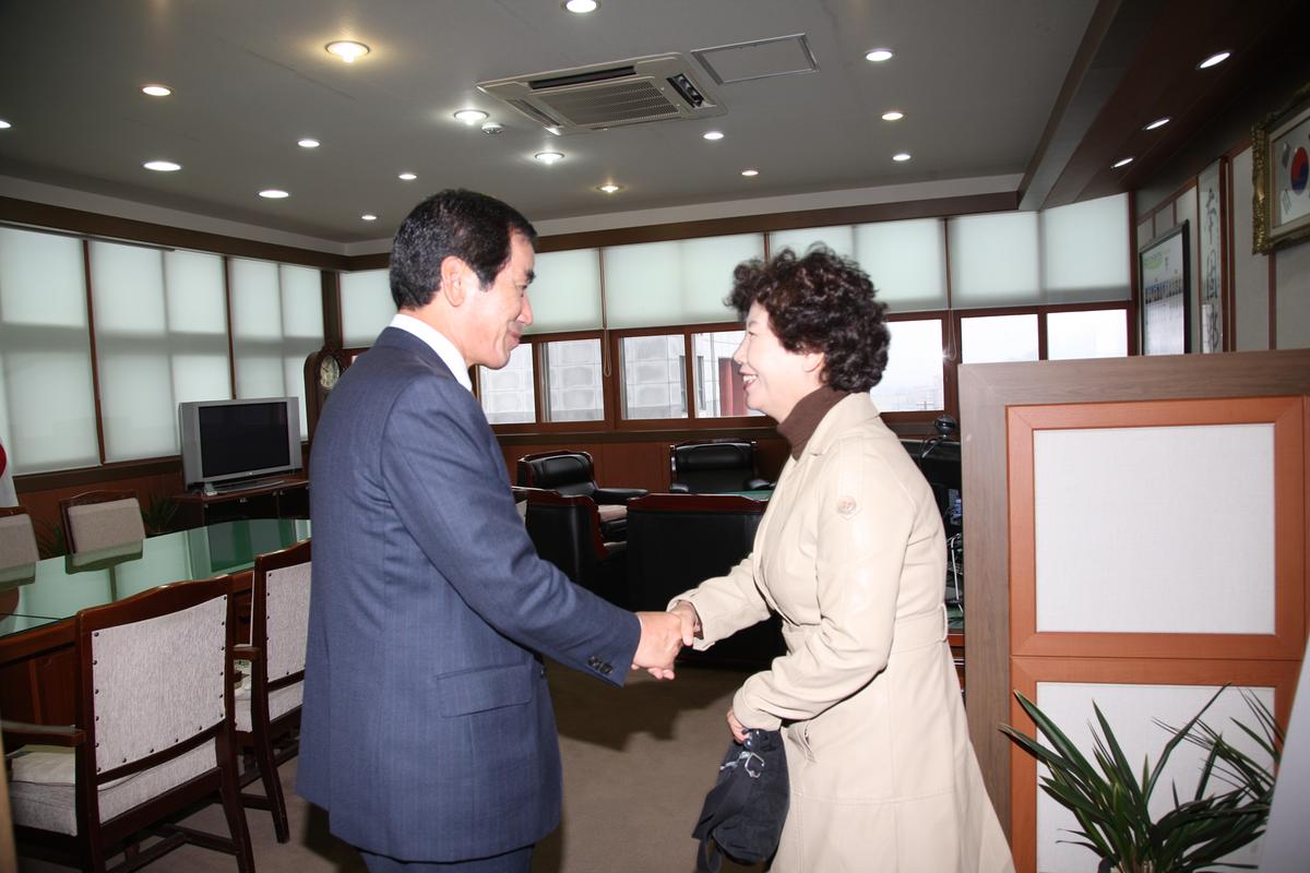 북한이탈주민돕기 성금전달