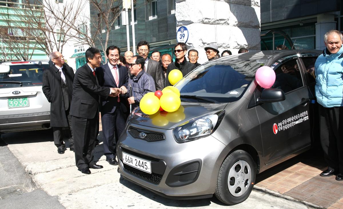 하나은행 경남지점 시각장애인용 차량기증
