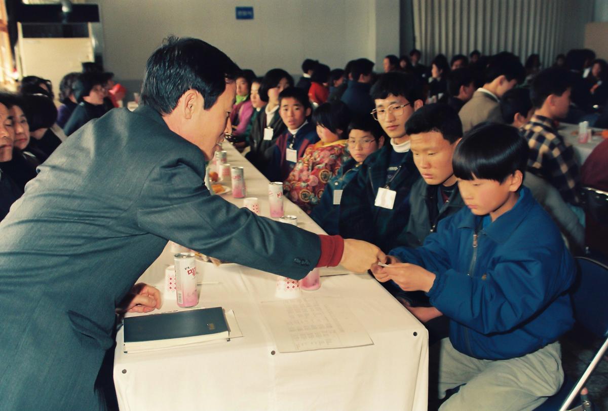 소년소녀가장세와 후원자간 만낭믜 광장