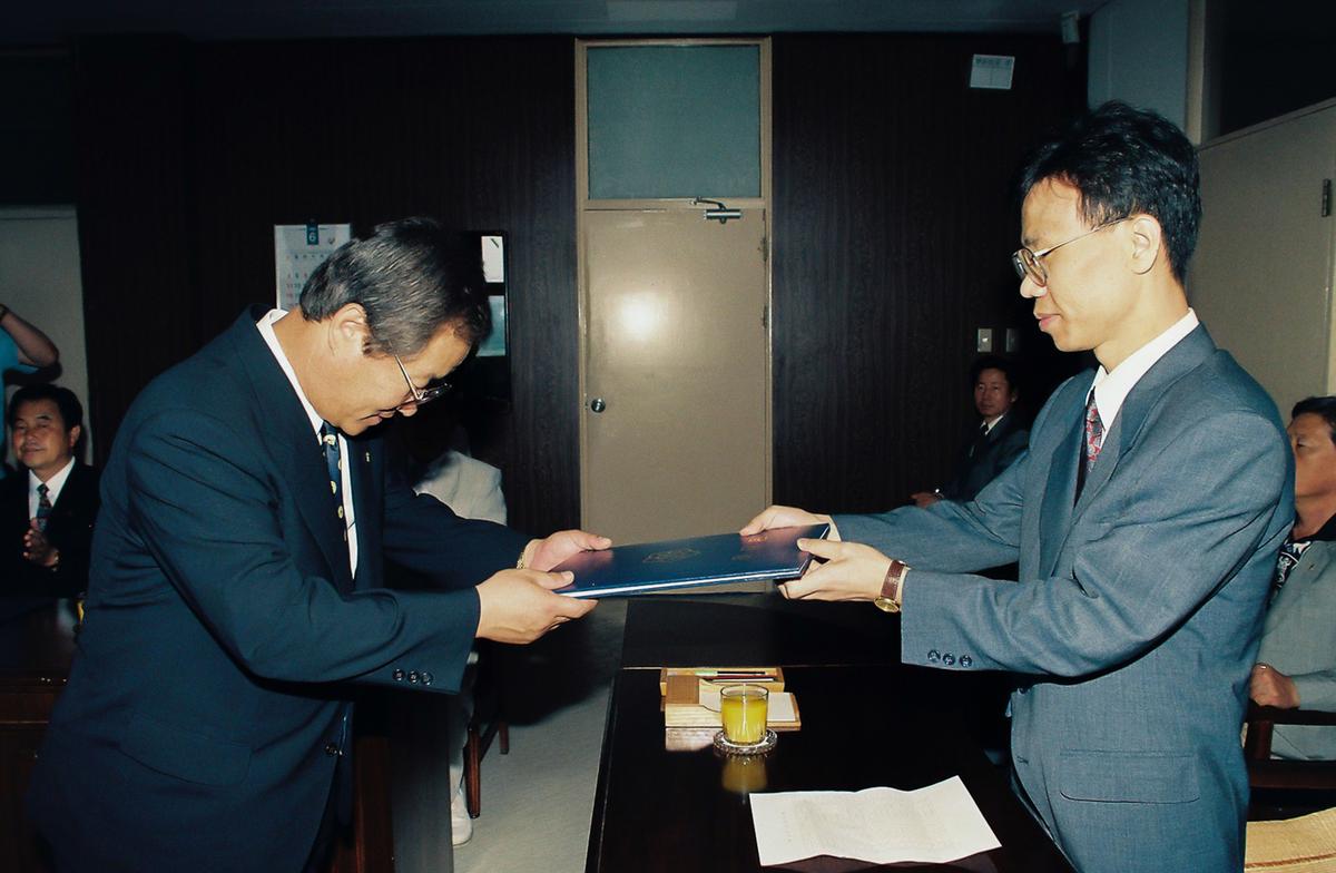제1회 전국동시지방선거 당선증 수여식