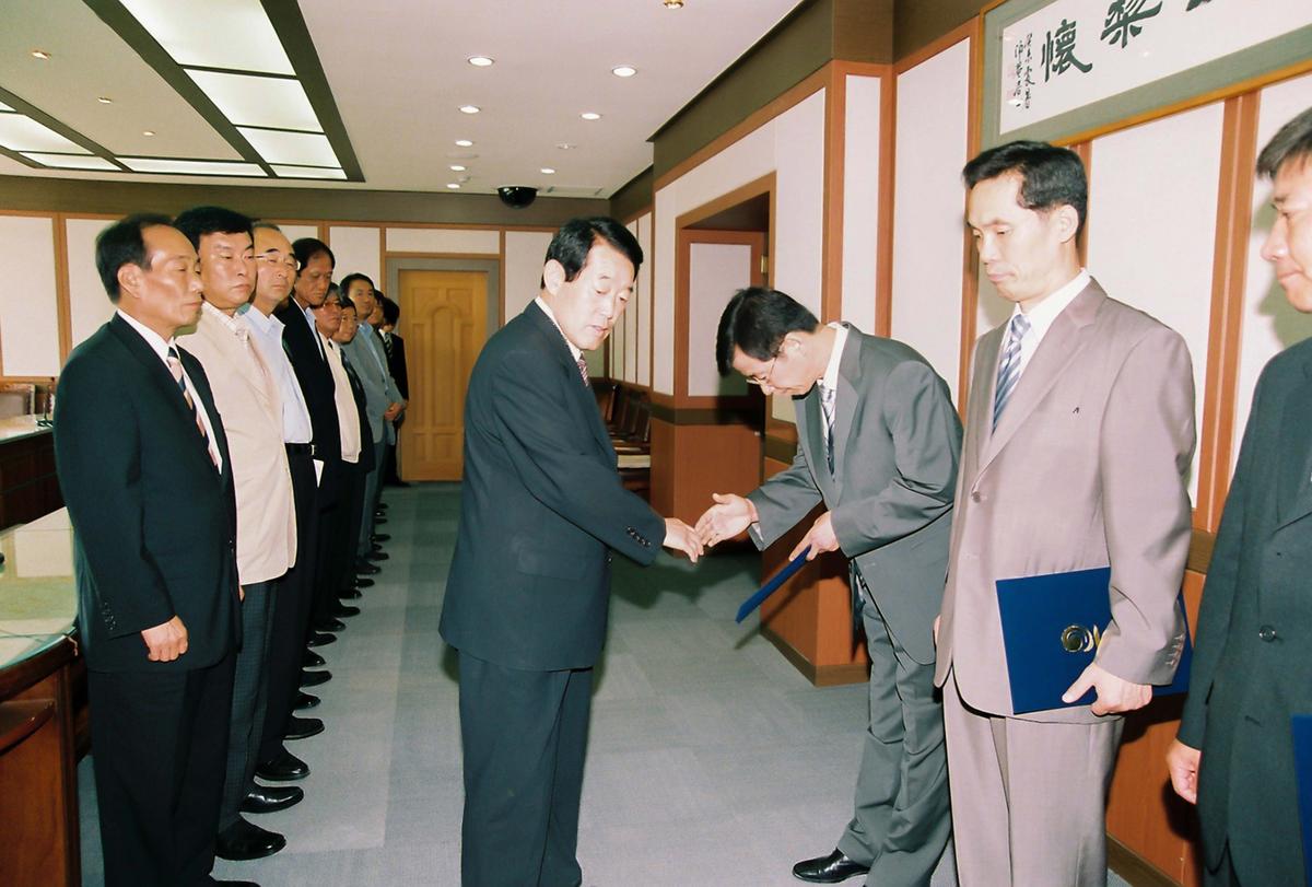 2004년 범죄없는 마을 현판식