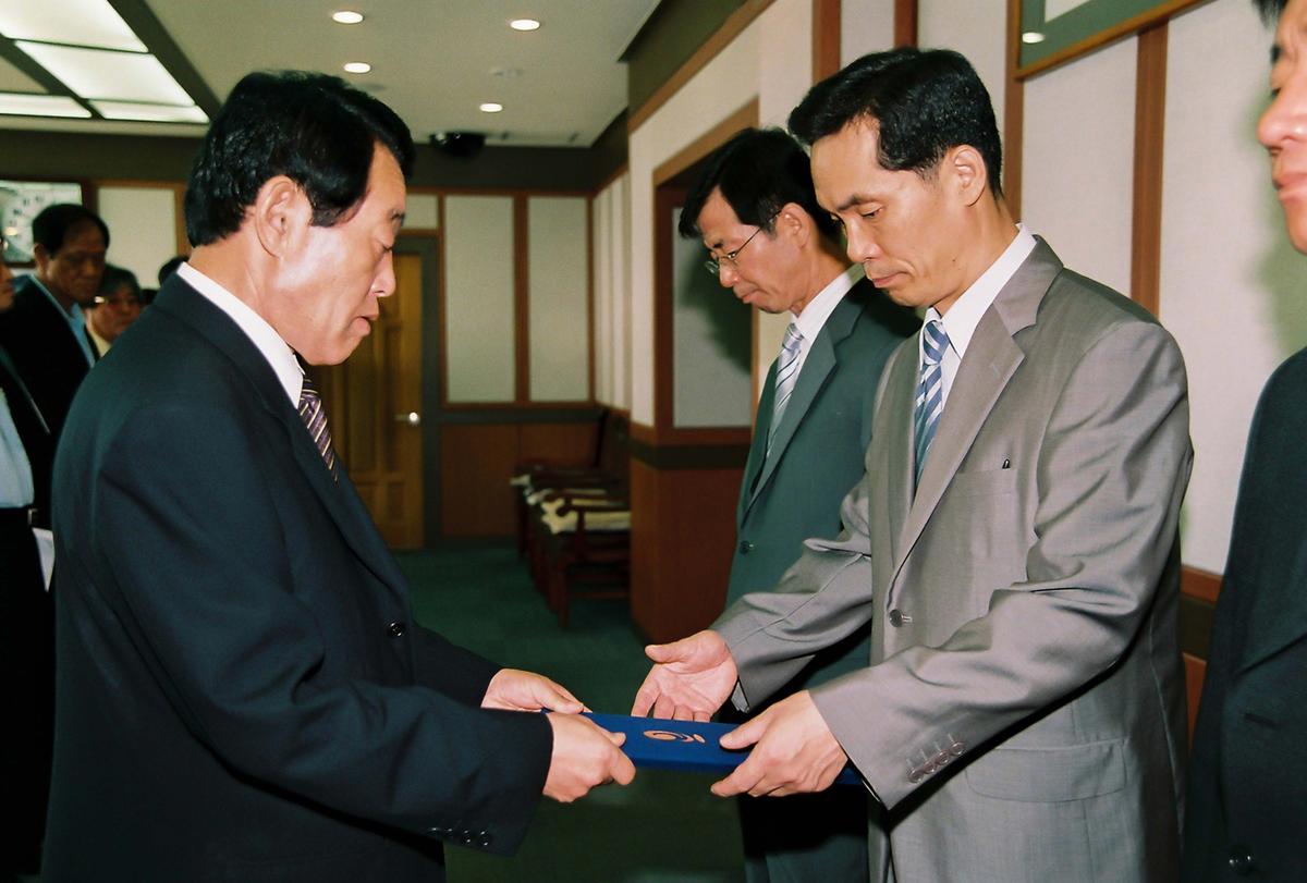 2004년 범죄없는 마을 현판식