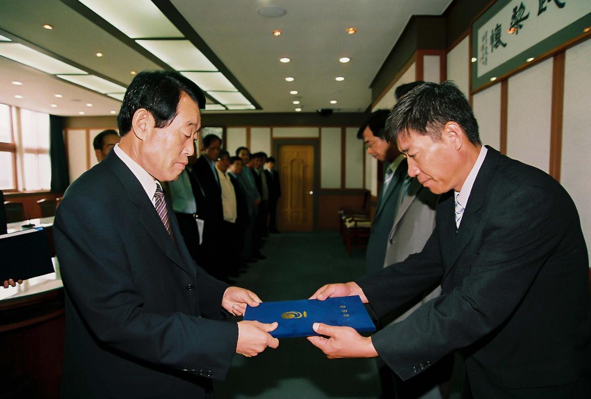 2004년 범죄없는 마을 현판식