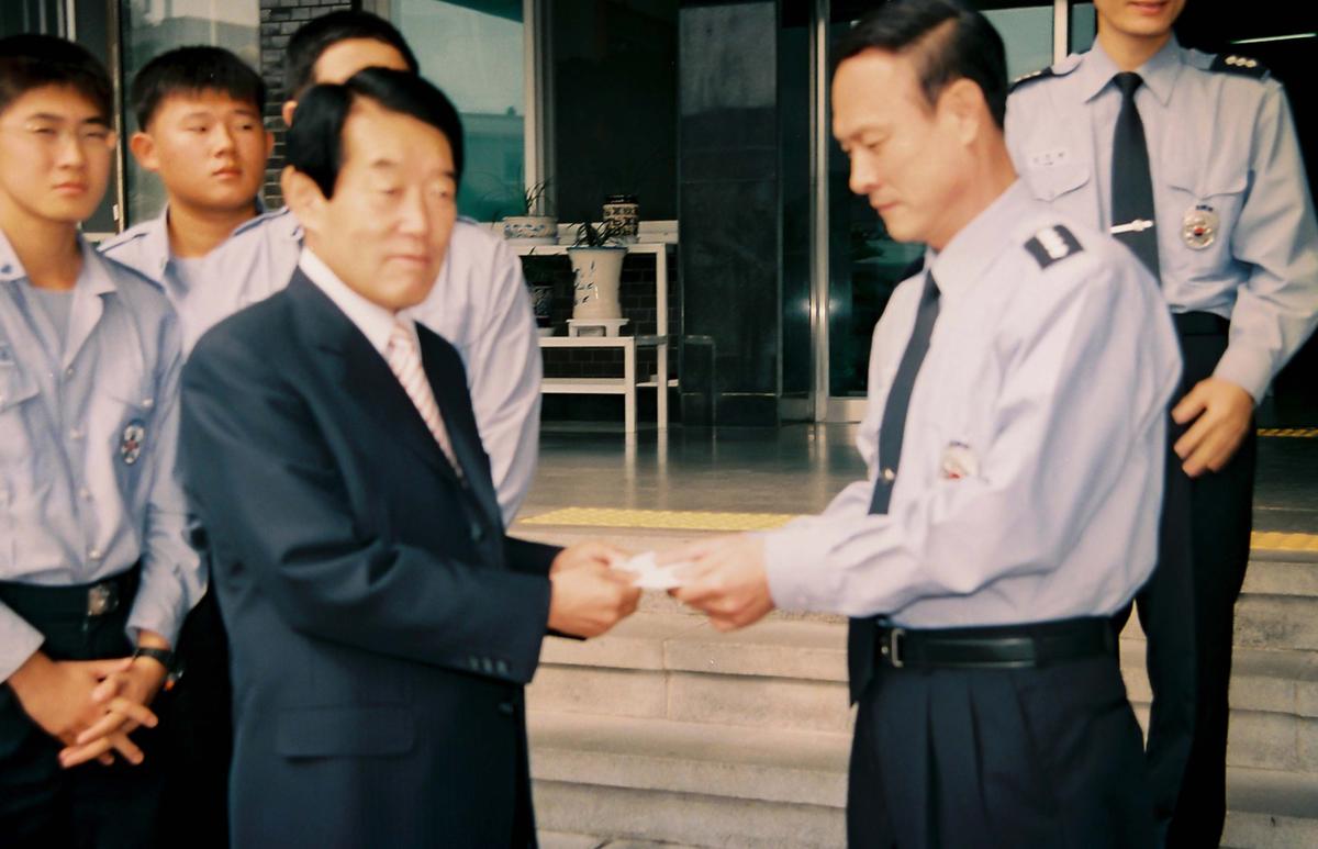 군수님과기념촬영
