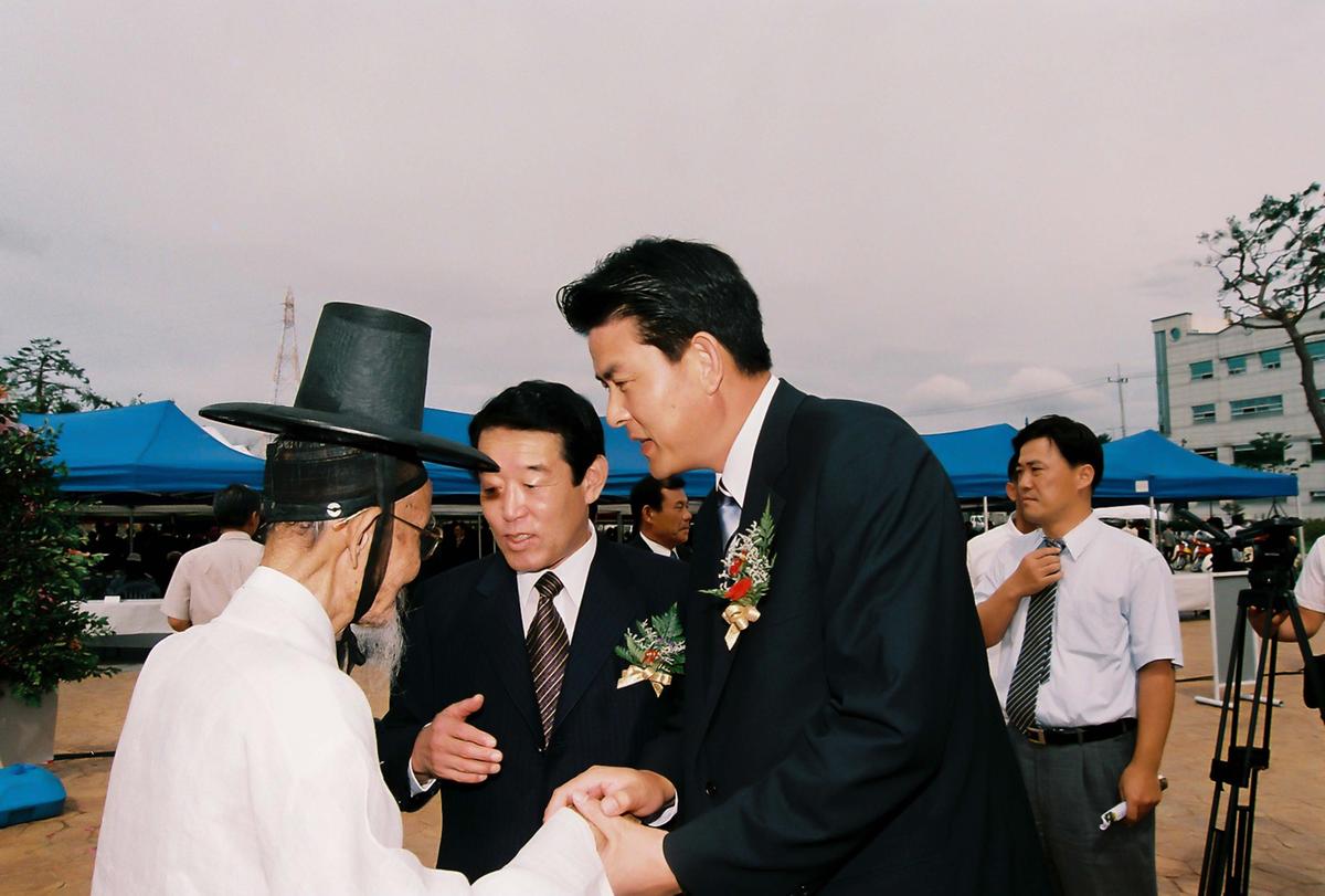 새천년 생명의 숲. 군민 생활 체육공원 준공식