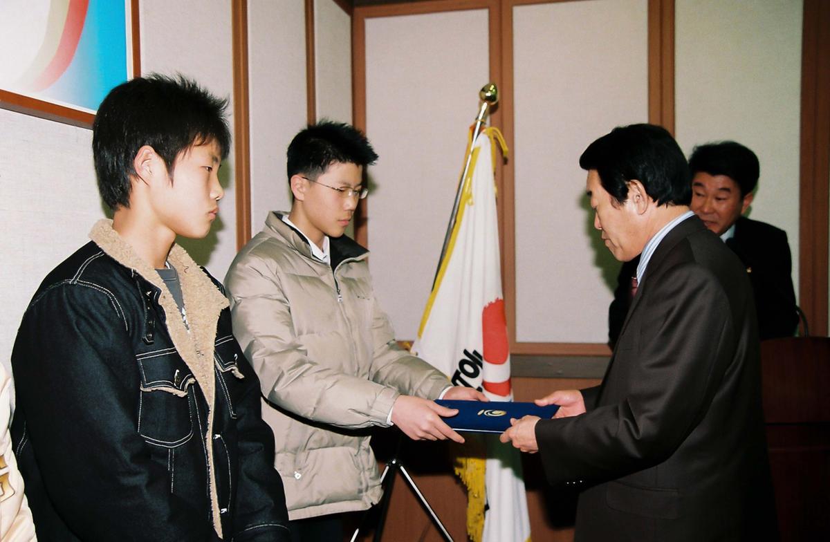 2005년도 선발 장학생 장학증서 전달식