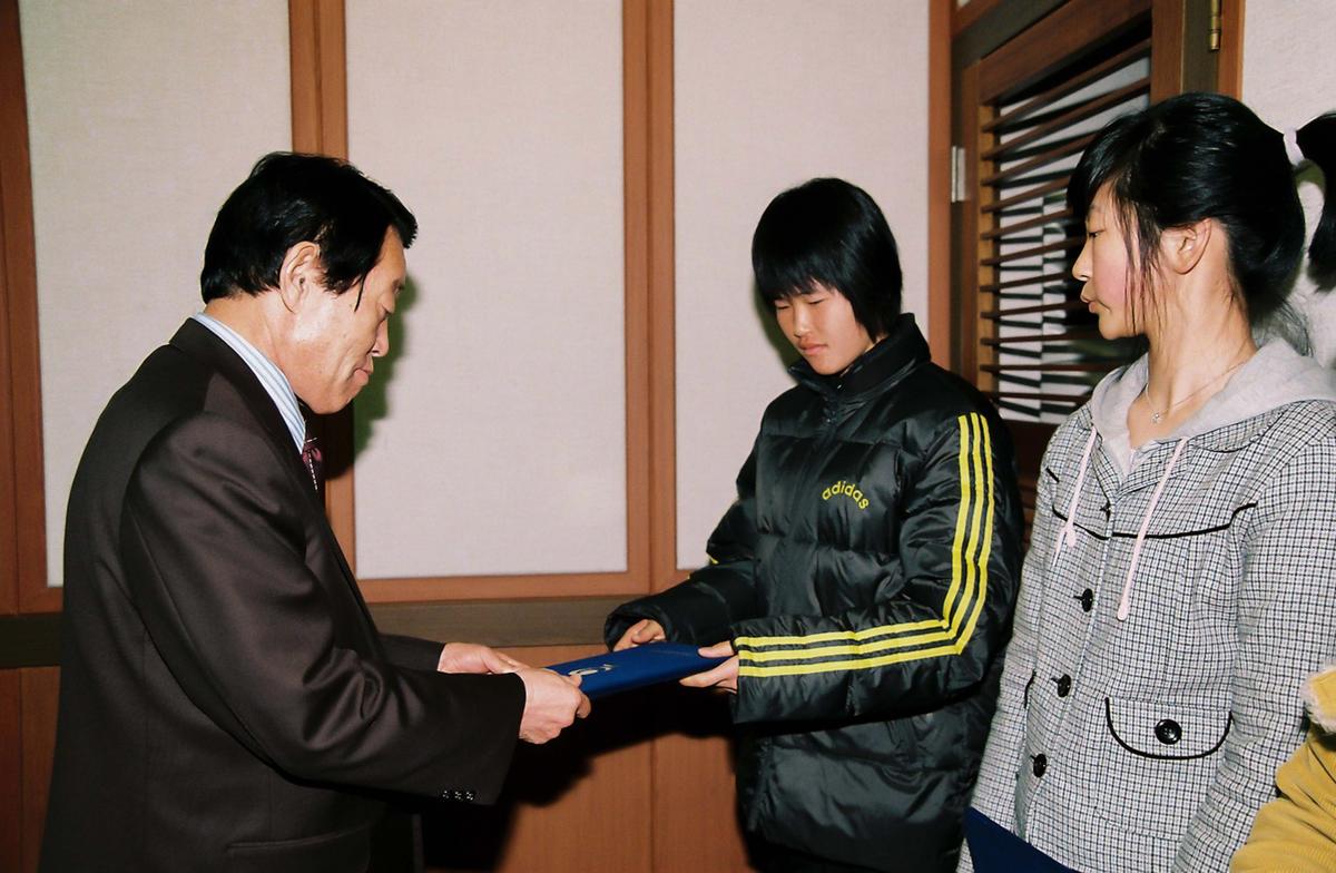 2005년도 선발 장학생 장학증서 전달식