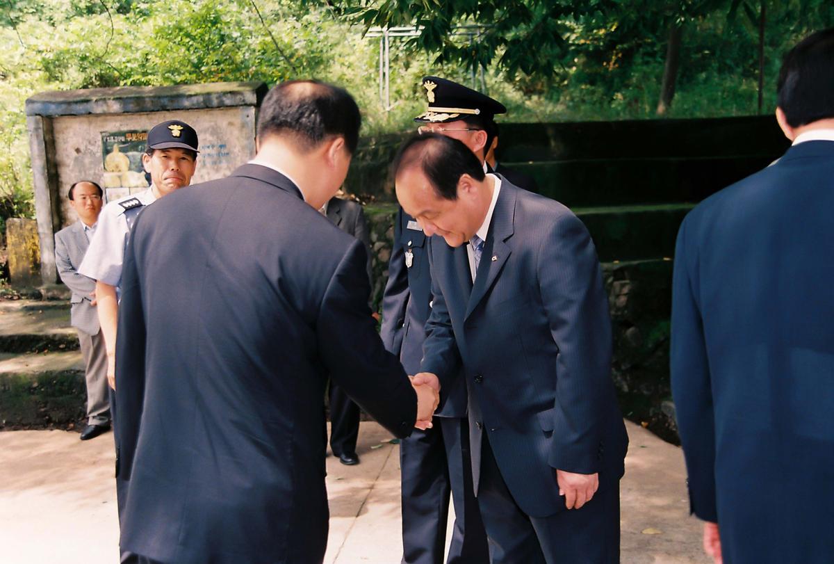 2002년 범죄없는 마을 현판식