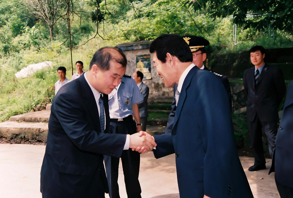 2002년 범죄없는 마을 현판식