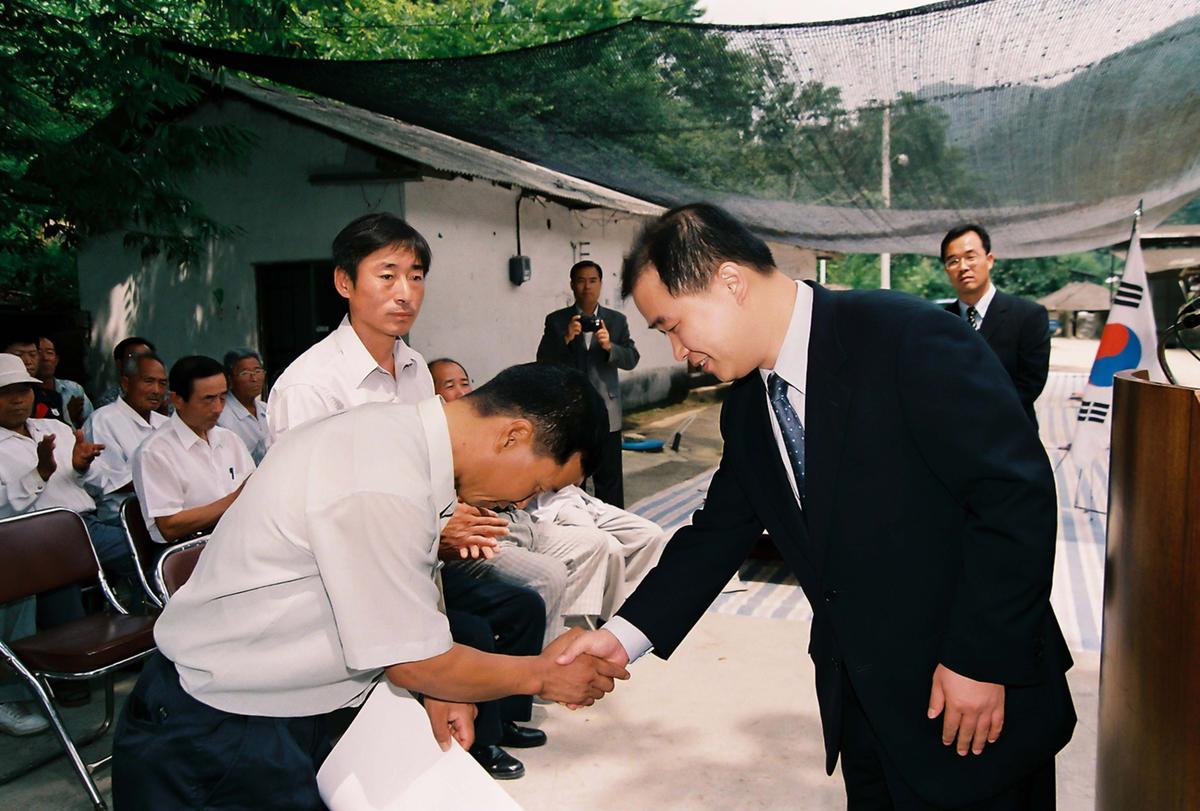 2002년 범죄없는 마을 현판식