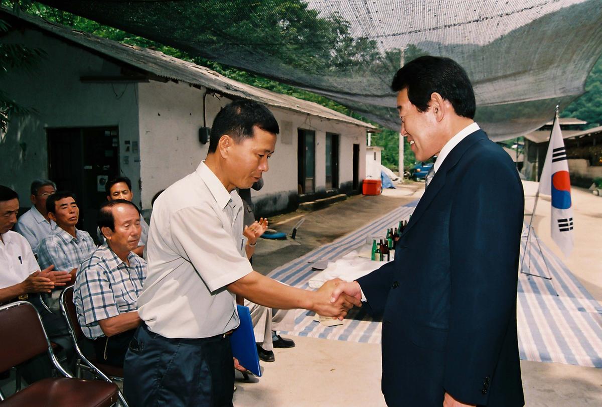 2002년 범죄없는 마을 현판식