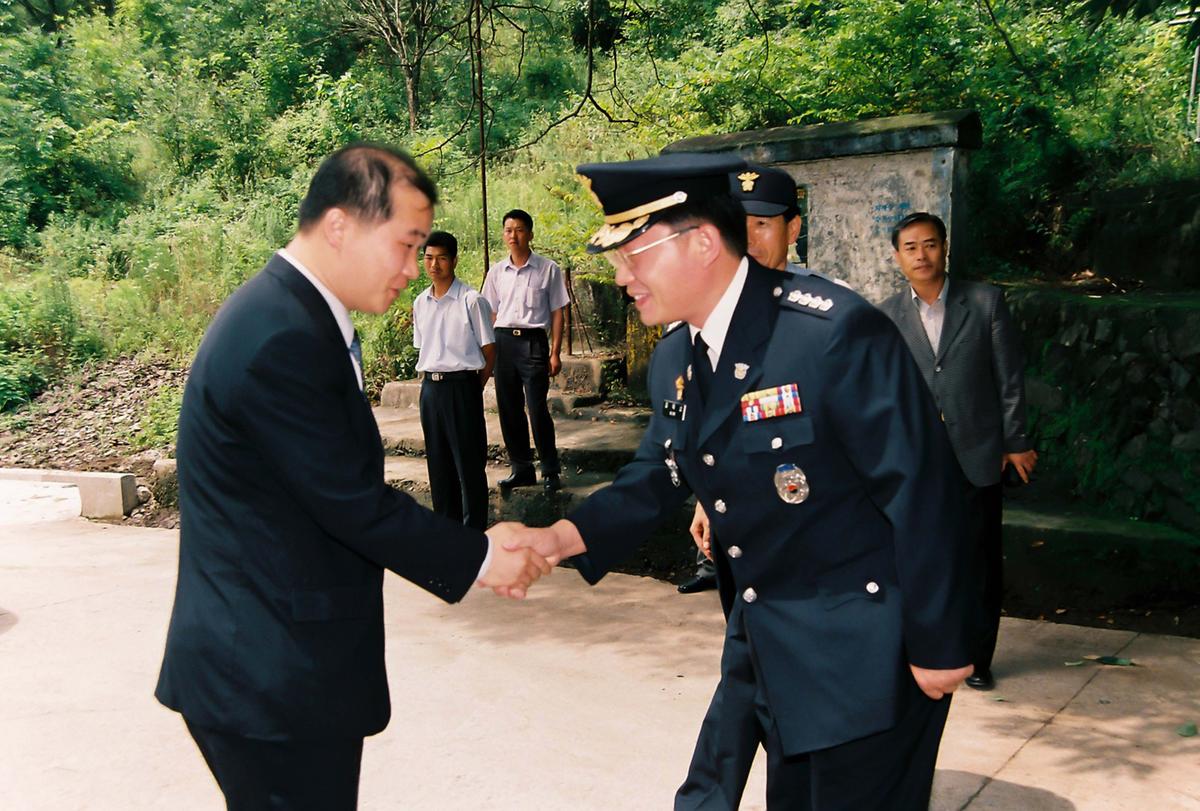 2002년 범죄없는 마을 현판식