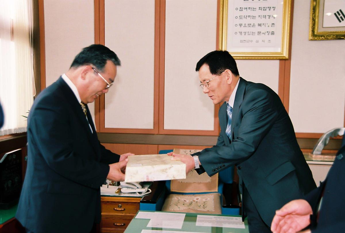 합천신문 장학문화재단 현판식