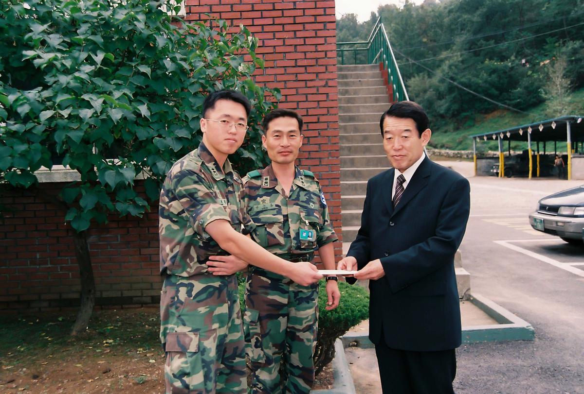위문품 전달