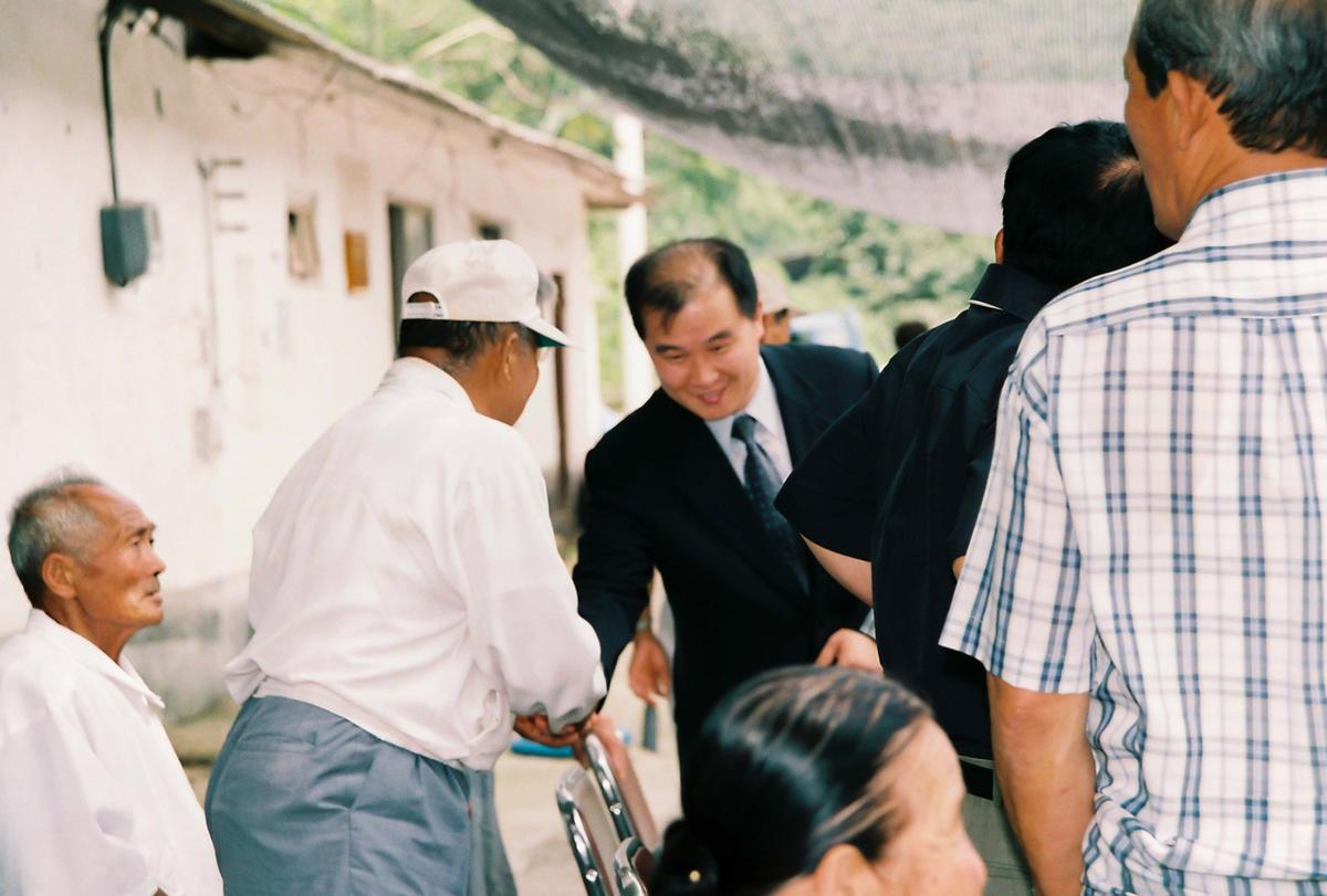 2002년 범죄없는 마을 현판식