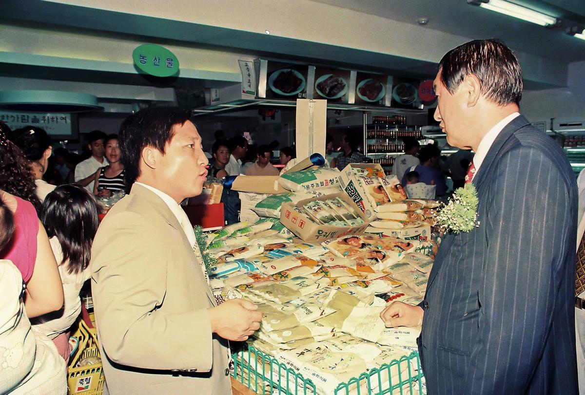 농,축산물 시범 판매장 개장