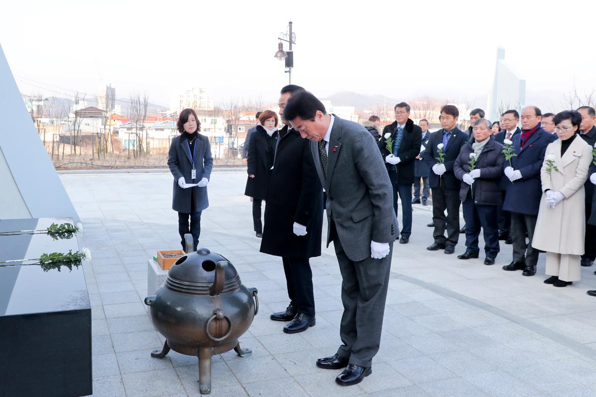 충혼탑, 3.1운동기념탑, 창의사 참배