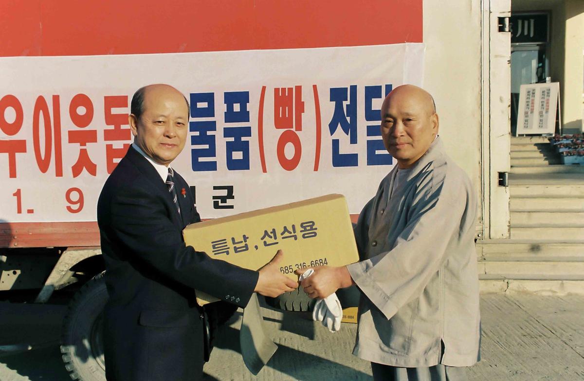 장지명스님 불우이웃돕기 물품(빵) 전달
