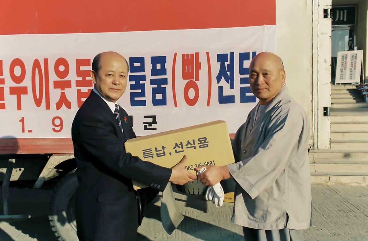장지명스님 불우이웃돕기 물품(빵) 전달