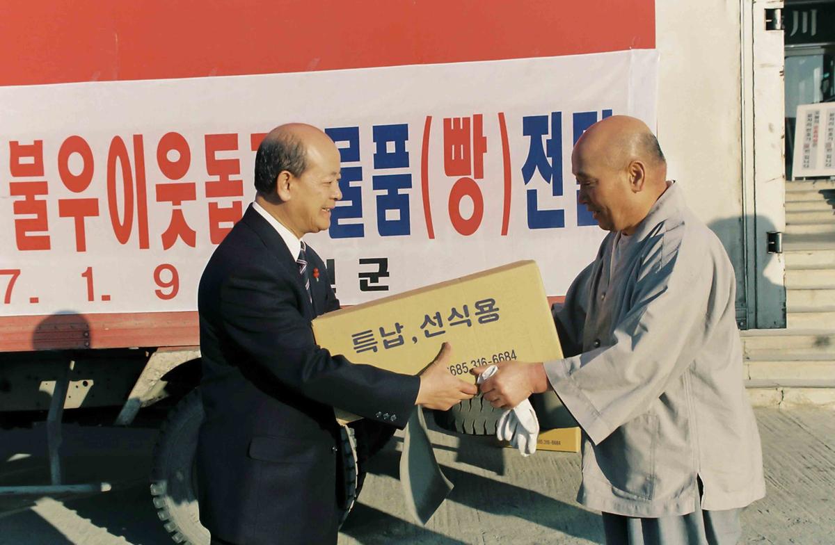장지명스님 불우이웃돕기 물품(빵) 전달