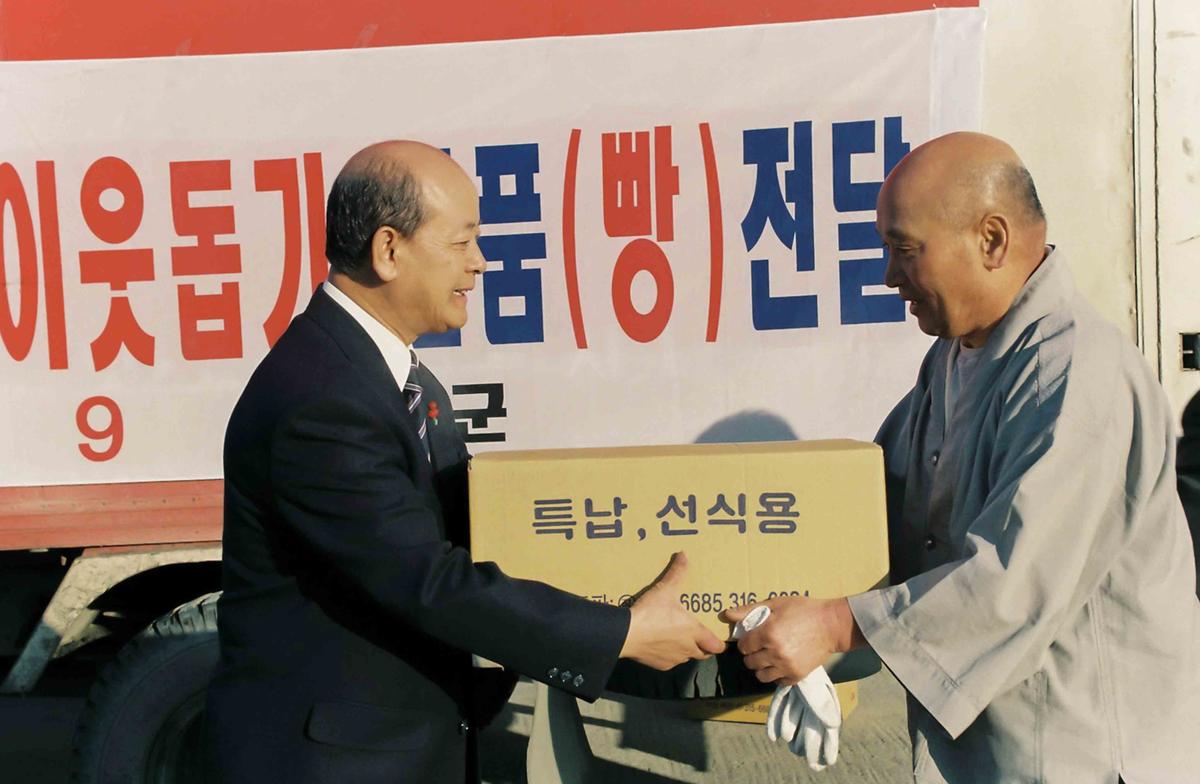 장지명스님 불우이웃돕기 물품(빵) 전달